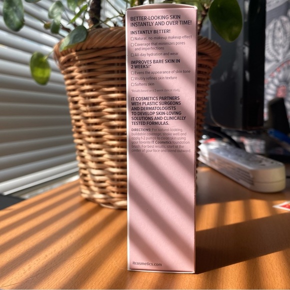 it cosmetics Your Skin But Better Foundation + Skincare Medium Neutral 33 - Picture 2 of 7